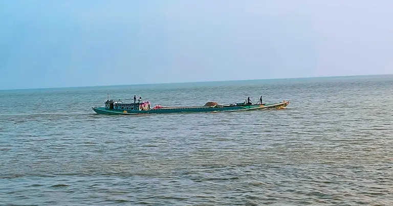 নদী শেখায় কীভাবে সবকিছু বয়ে নিয়ে যেতে হয়। ছবি: শাহনুর শাকিব